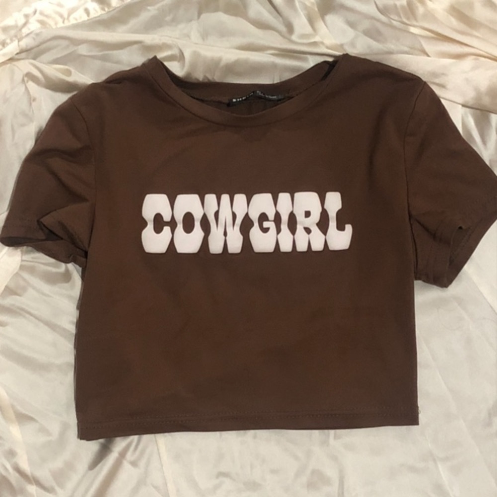 NO LONGER FOR SALE! SOLD

Brown cropped “COWGIRL” tee 🤎